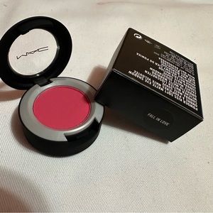MAC Cosmetics Powder kiss soft matte eye shadow - Fall in Love